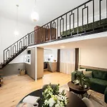 Garden Retreat For Two! Brand New II