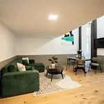 Garden Retreat For Two! Brand New II