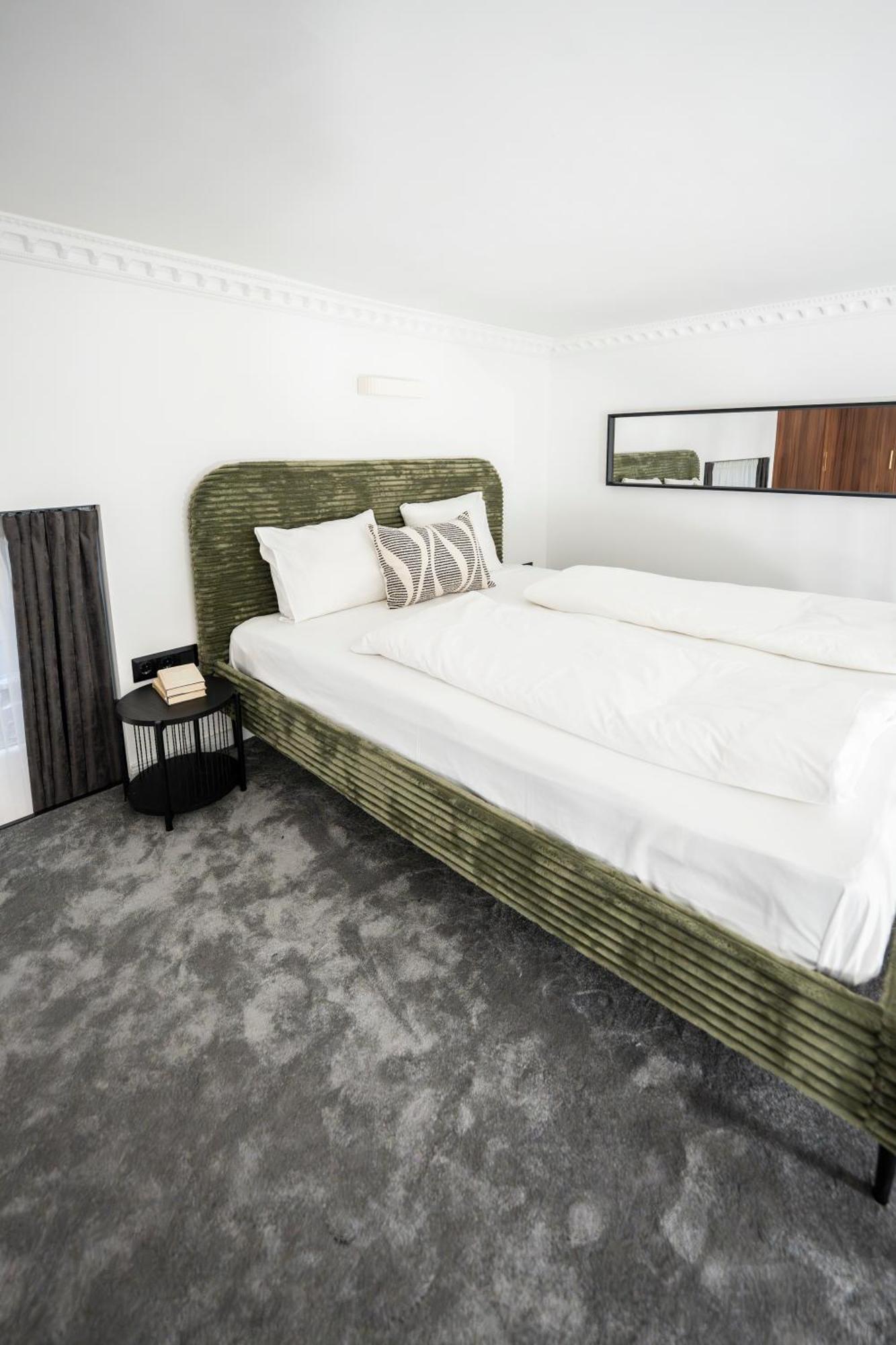 Garden Retreat For Two! Brand New Ii *